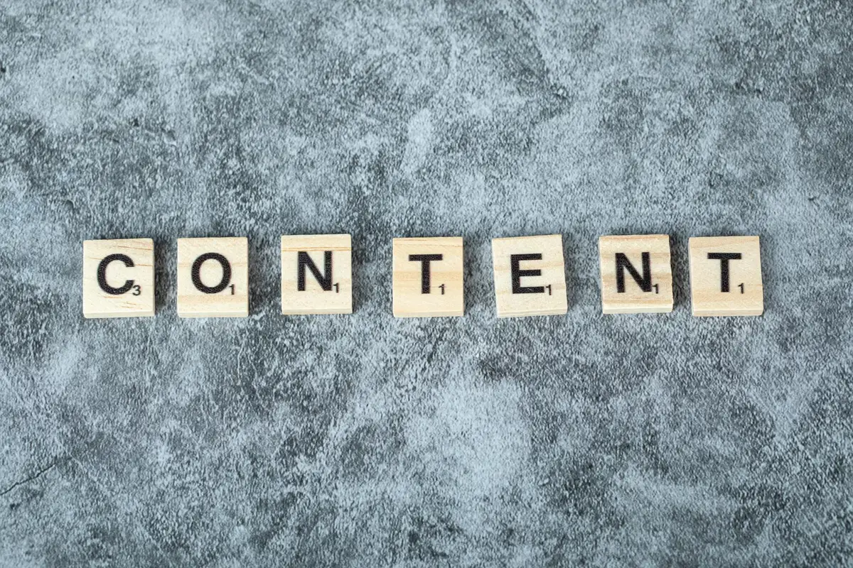 Litere care formează cuvântul "content"