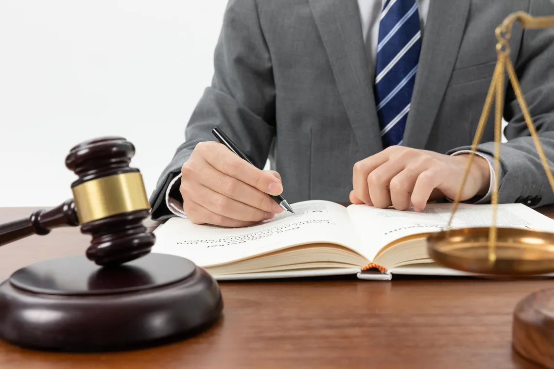 Avocat luând notițe la birou